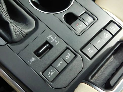 Used 2020 Toyota Highlander XLE image 25