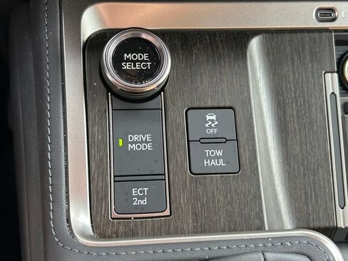 Used 2025 Lexus GX 550 w/ Accessory Package (31) AWD/4WD image 33