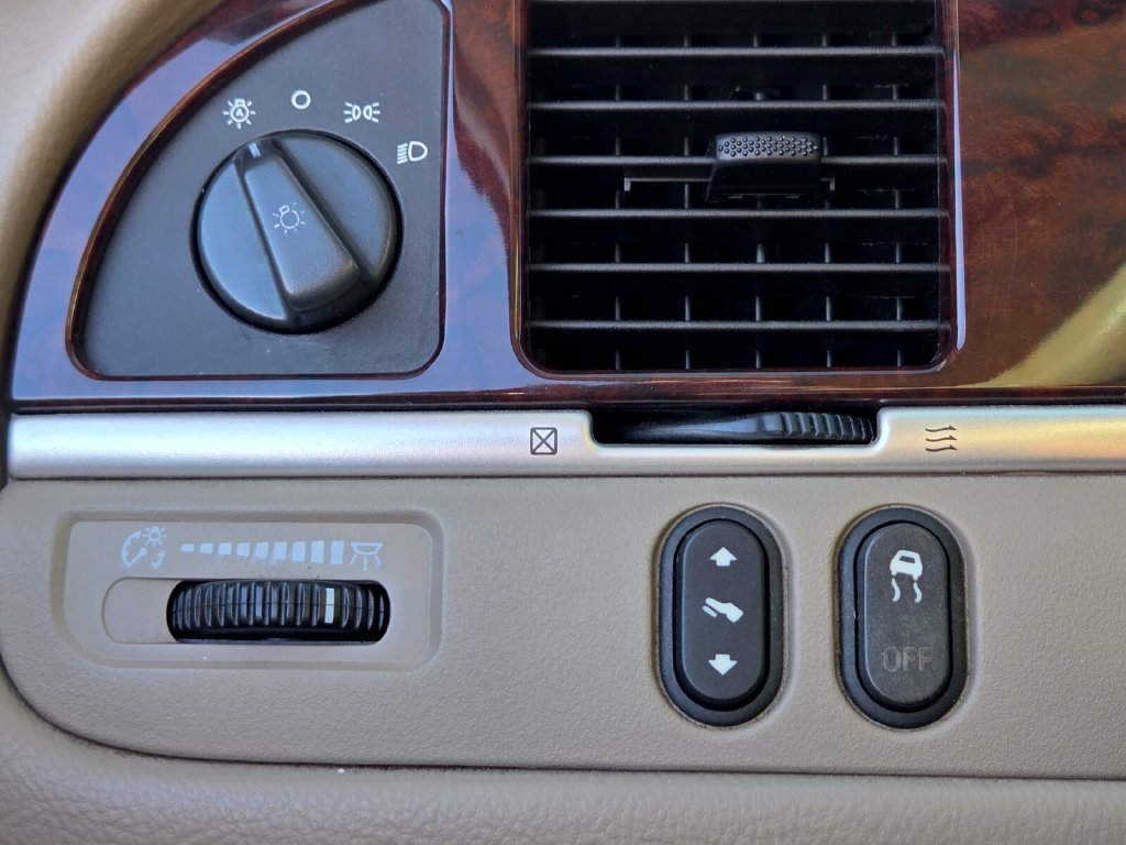 Used 2006 Lincoln Town Car Signature RWD image 29
