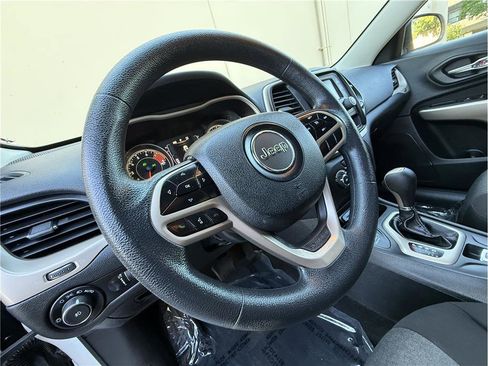 Used 2018 Jeep Cherokee Latitude AWD/4WD image 9