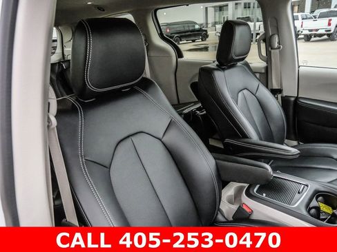 Used 2024 Chrysler Pacifica Touring-L AWD/4WD image 15