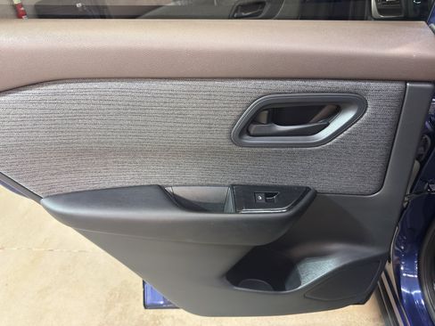 Used 2023 Nissan Rogue S image 26