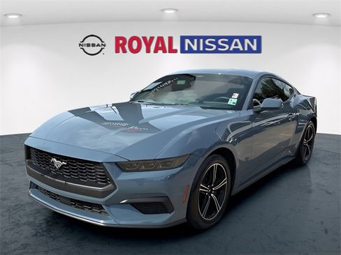 Used 2025 Ford Mustang Coupe image 3