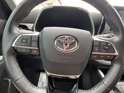 Used 2021 Toyota Highlander XLE AWD/4WD image 13