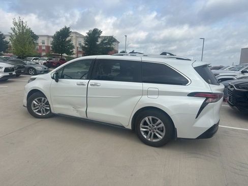 Used 2022 Toyota Sienna Limited image 5