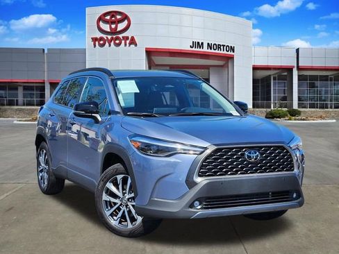 Used 2025 Toyota Corolla Cross XLE image 1