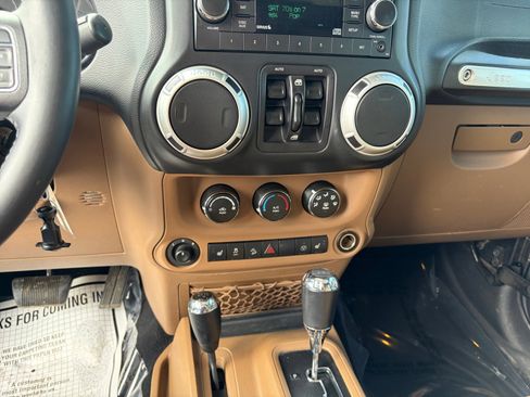 Used 2016 Jeep Wrangler Unlimited Sahara w/ Mopar Chrome Edition Group AWD/4WD image 31