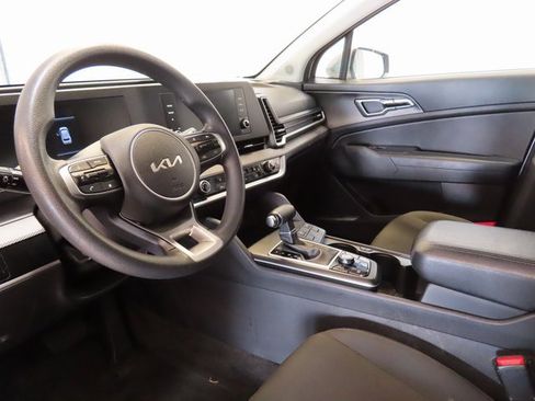 Used 2023 Kia Sportage LX image 4