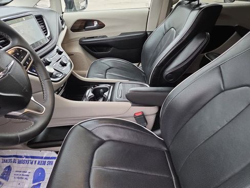 Used 2023 Chrysler Pacifica Limited w/ Uconnect Theater Family Group image 12