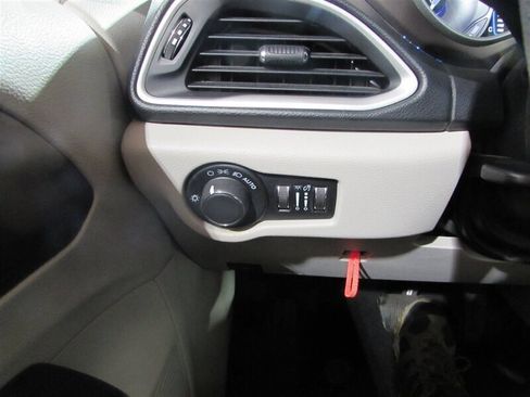 Used 2021 Chrysler Voyager Lxi image 96