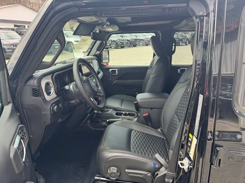 New 2025 Jeep Wrangler Unlimited Sahara w/ Technology Group AWD/4WD image 7
