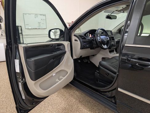 Used 2017 Dodge Grand Caravan Crew FWD image 5