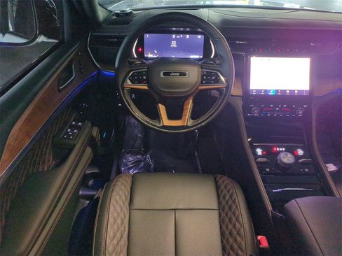 New 2025 Jeep Grand Cherokee Summit image 17
