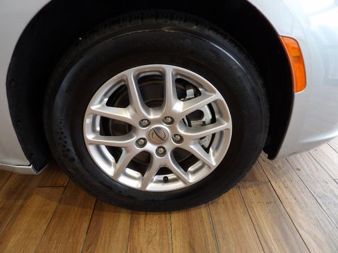 Used 2024 Chrysler Pacifica Touring-L image 4