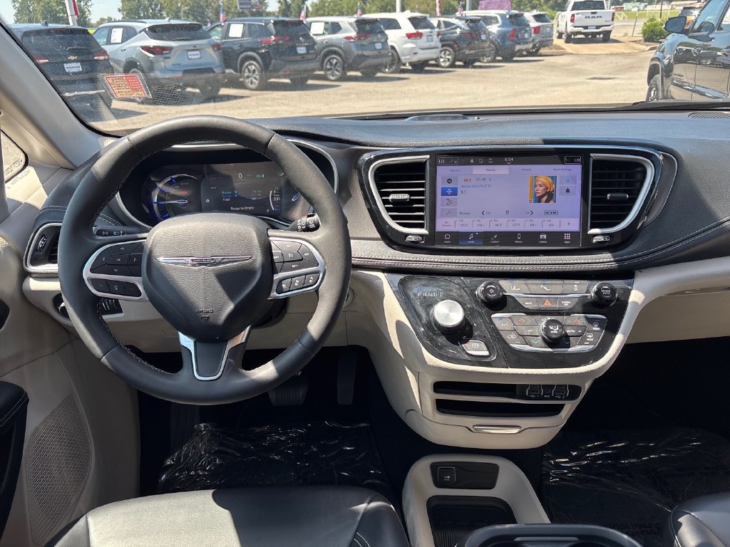 Used 2023 Chrysler Pacifica Touring-L FWD image 19