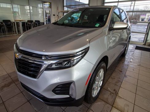Used 2022 Chevrolet Equinox LT image 2