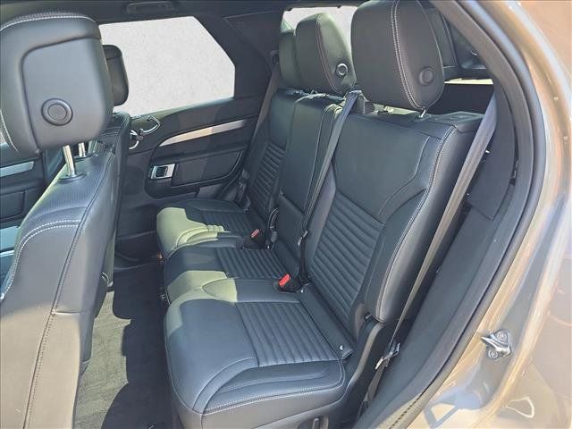 Used 2025 Land Rover Discovery Dynamic SE AWD/4WD image 14