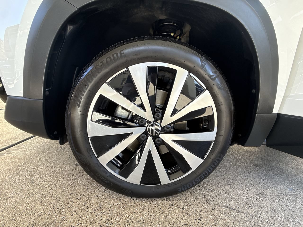 Used 2024 Volkswagen Taos SE w/ Panoramic Sunroof Package FWD image 33