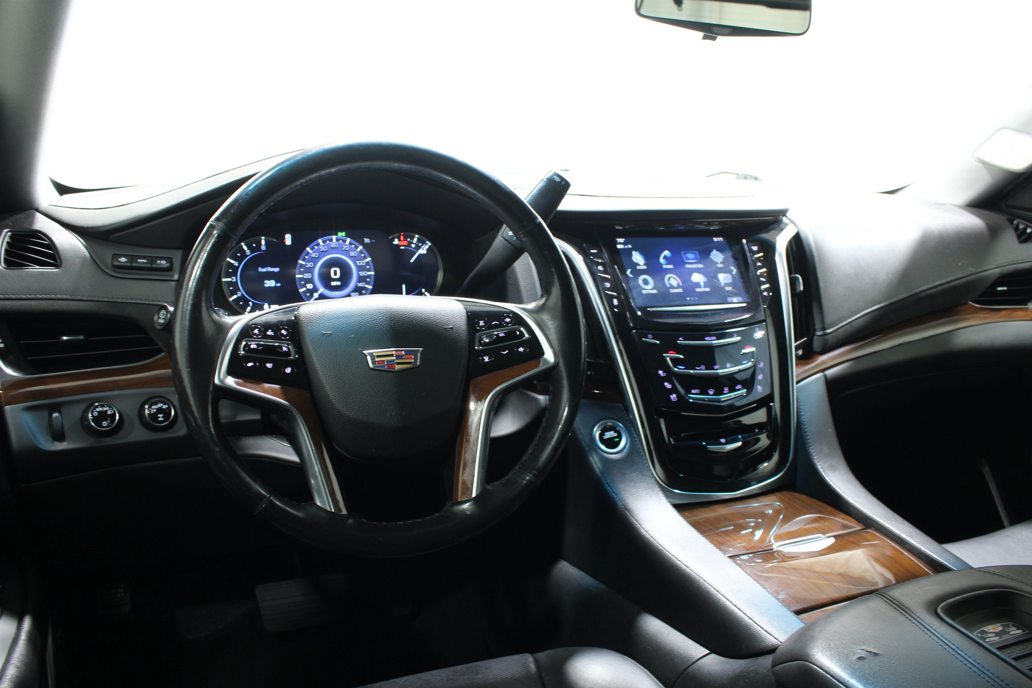Used 2018 Cadillac Escalade Luxury AWD/4WD image 2