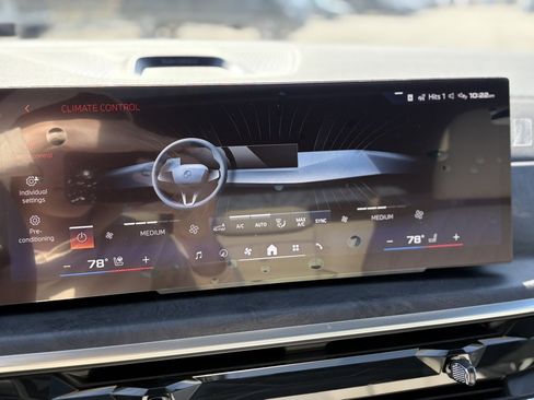 Used 2025 BMW X7 M60i image 10