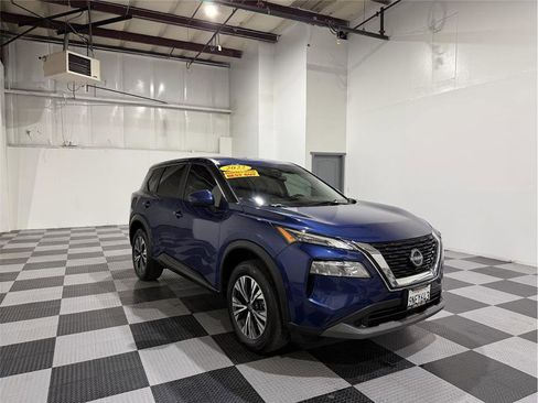 Used 2022 Nissan Rogue SV image 2