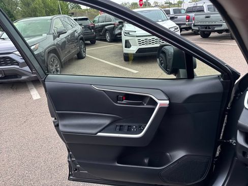 Used 2025 Toyota RAV4 LE AWD/4WD image 33