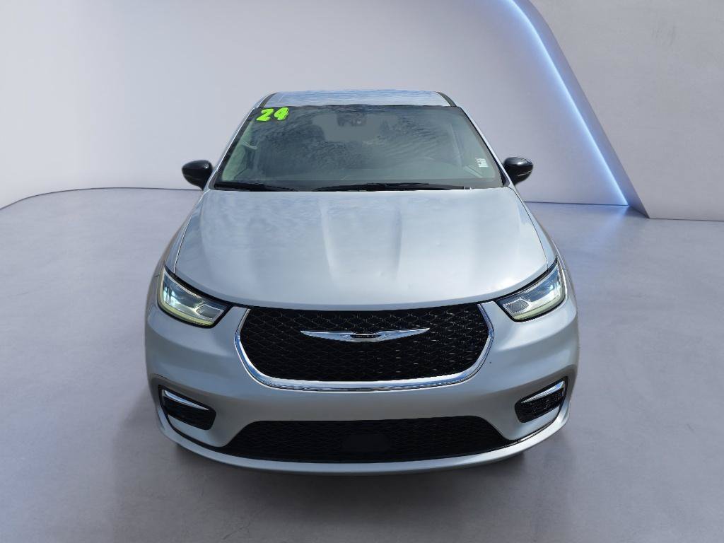 Used 2024 Chrysler Pacifica Touring-L FWD image 2