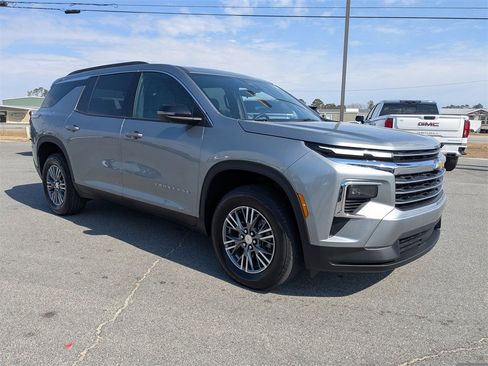 Used 2025 Chevrolet Traverse LT image 2