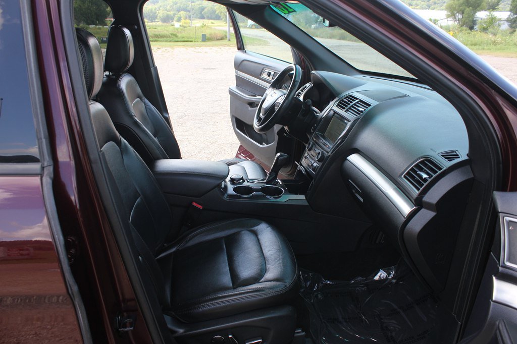 Used 2018 Ford Explorer XLT w/ Equipment Group 202A AWD/4WD image 31
