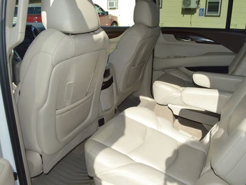 Used 2016 Cadillac Escalade ESV Luxury AWD/4WD image 19