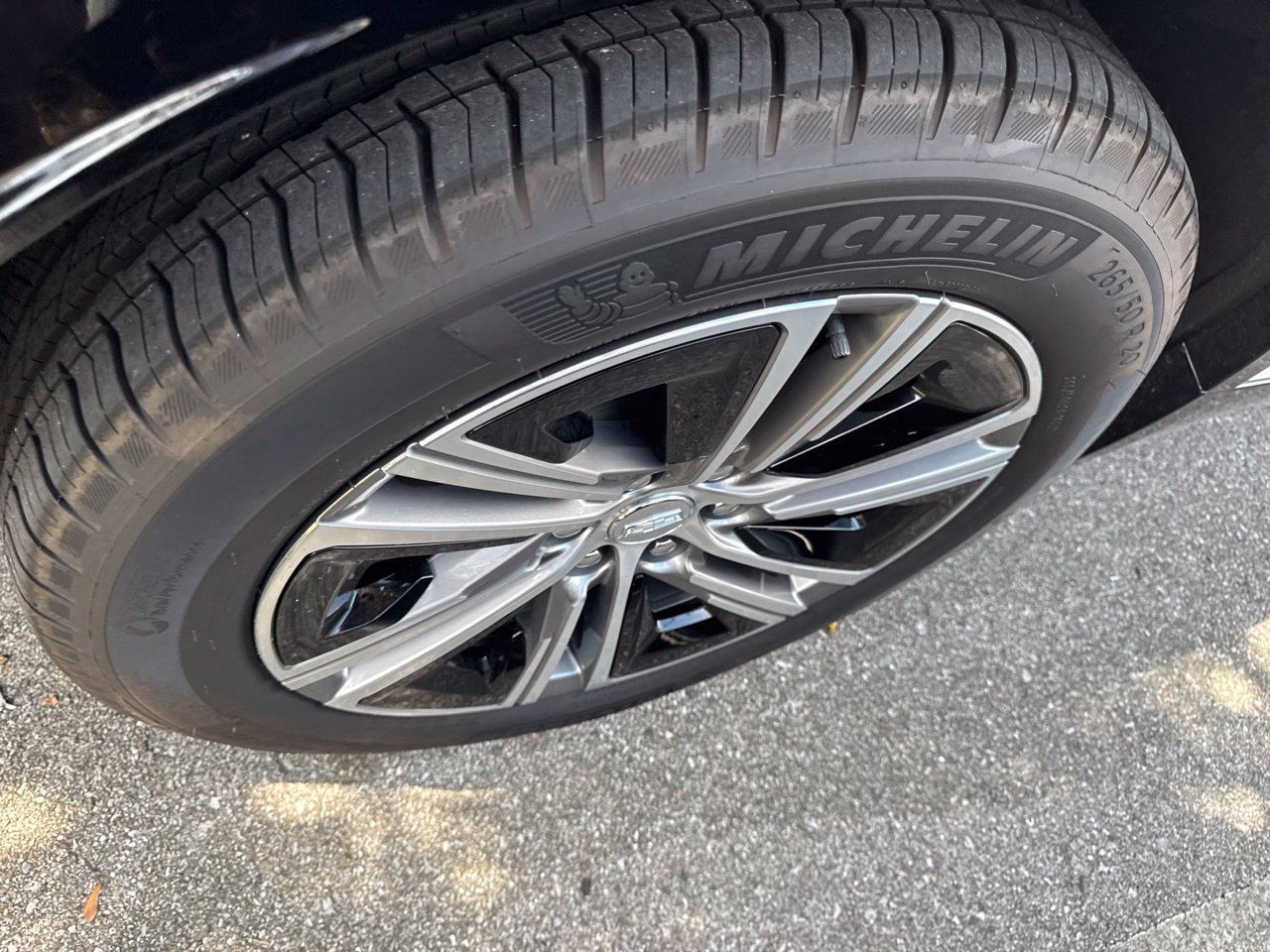 Used 2026 Cadillac Lyriq Premium Luxury RWD image 9