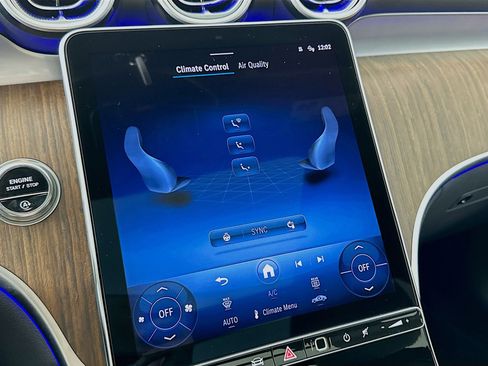 Used 2025 Mercedes-Benz GLC 300 4MATIC image 17