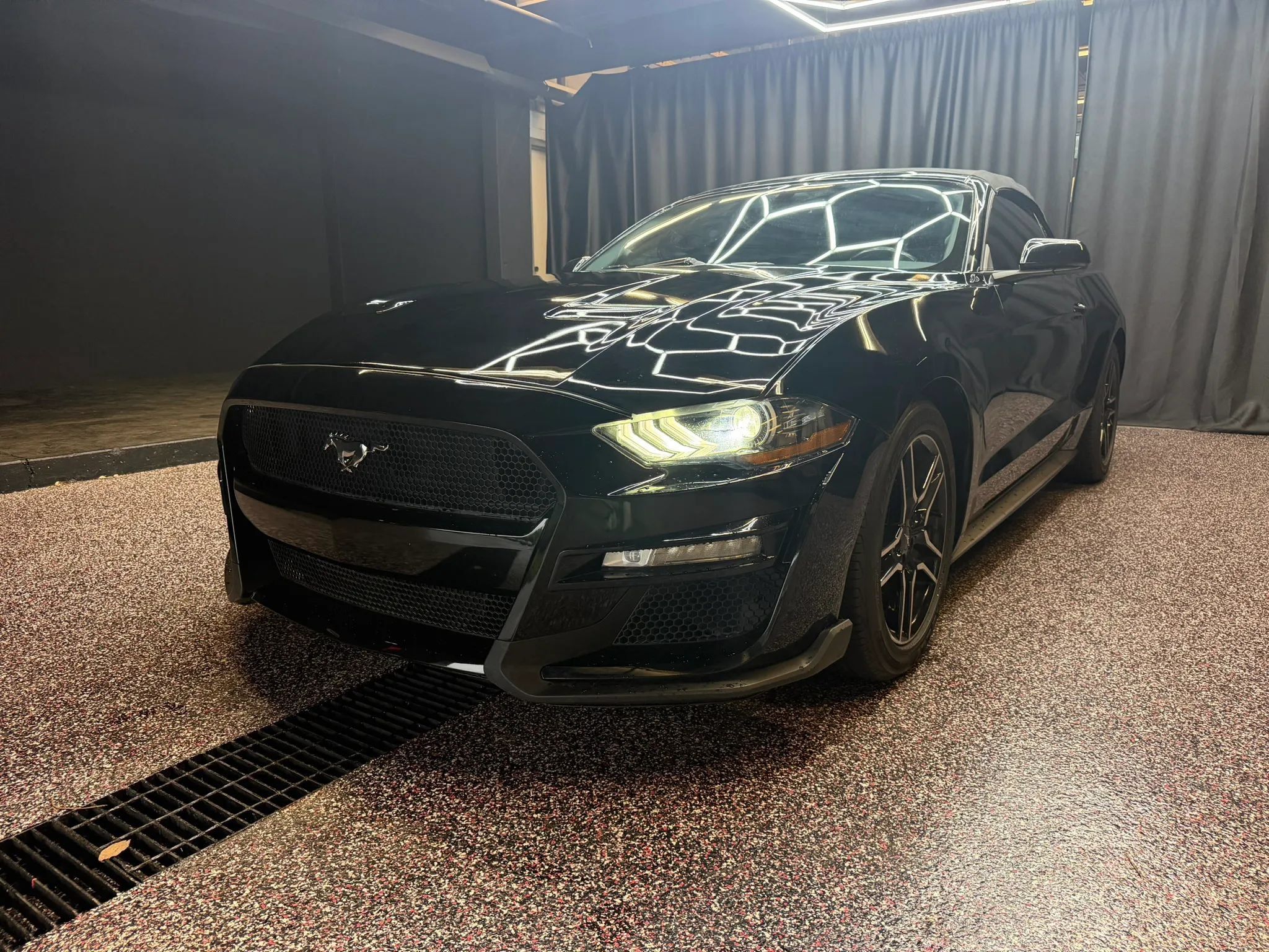 Used 2020 Ford Mustang Premium RWD image 4
