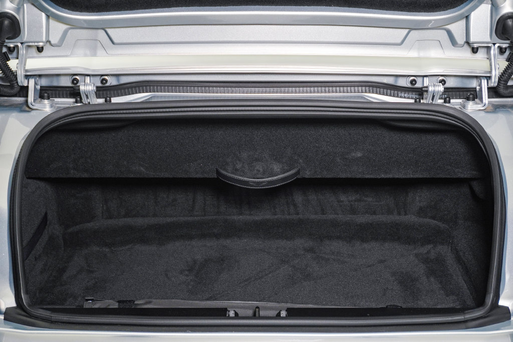 Used 2026 Aston Martin Vanquish Convertible RWD image 36