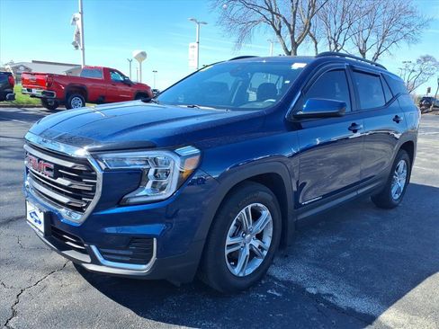 Used 2023 GMC Terrain SLE w/ Driver Convenience Package FWD image 3
