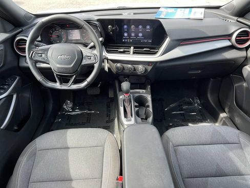 Used 2024 Chevrolet Trax RS w/ Sunroof Package FWD image 3