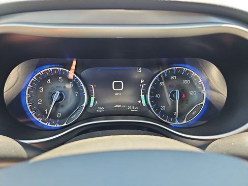 Used 2023 Chrysler Pacifica Touring-L FWD image 19