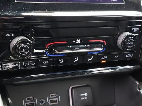 Used 2023 Jeep Grand Cherokee Laredo image 28