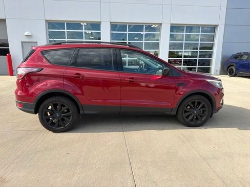 Used 2017 Ford Escape SE w/ SE Sport Appearance Package AWD/4WD image 3