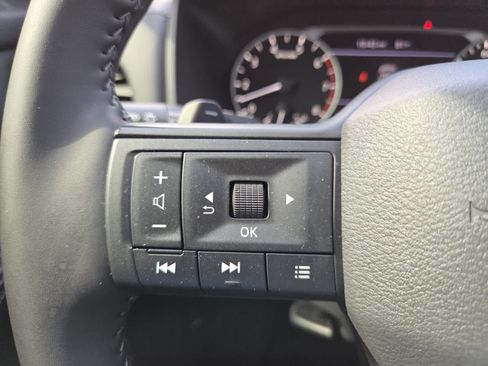 Used 2025 Nissan Rogue SV FWD image 9
