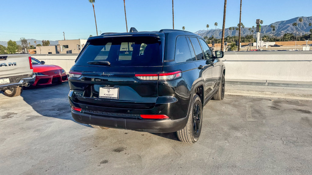 Used 2025 Jeep Grand Cherokee Altitude AWD/4WD image 9