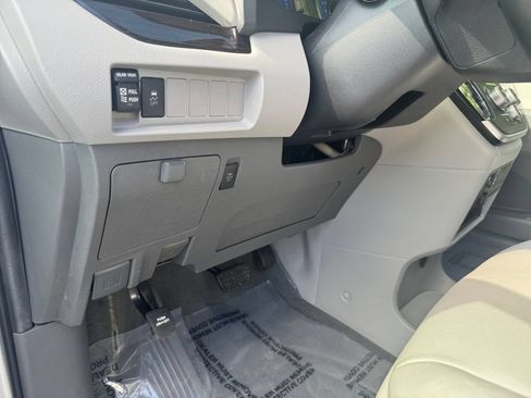 Used 2020 Toyota Sienna XLE w/ Carpet Mat Package FWD image 18