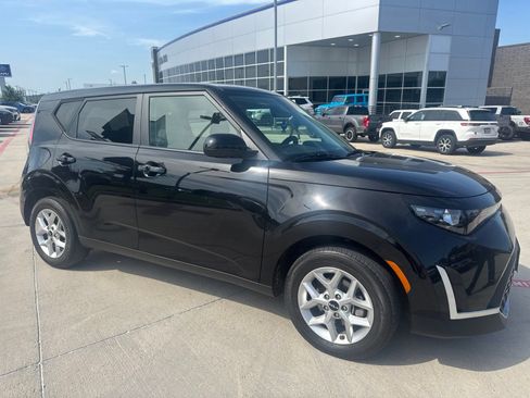 Used 2024 Kia Soul LX w/ Option Group 015 FWD image 11