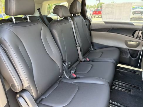 New 2026 Kia Carnival FWD image 22