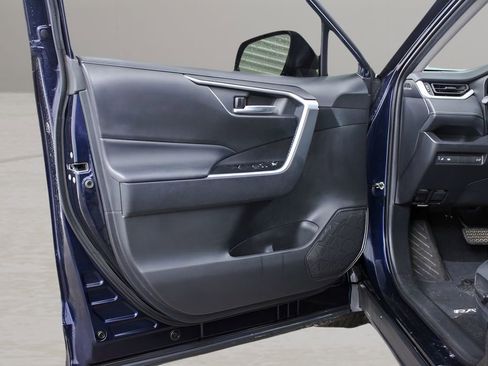 Used 2020 Toyota RAV4 XLE w/ Convenience Package image 28