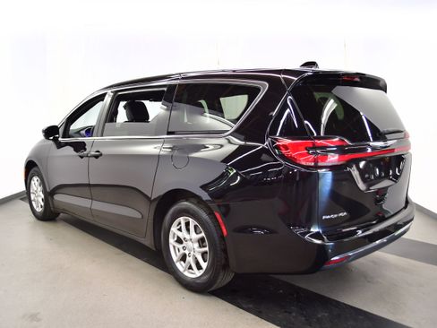 Used 2025 Chrysler Pacifica Select FWD image 5