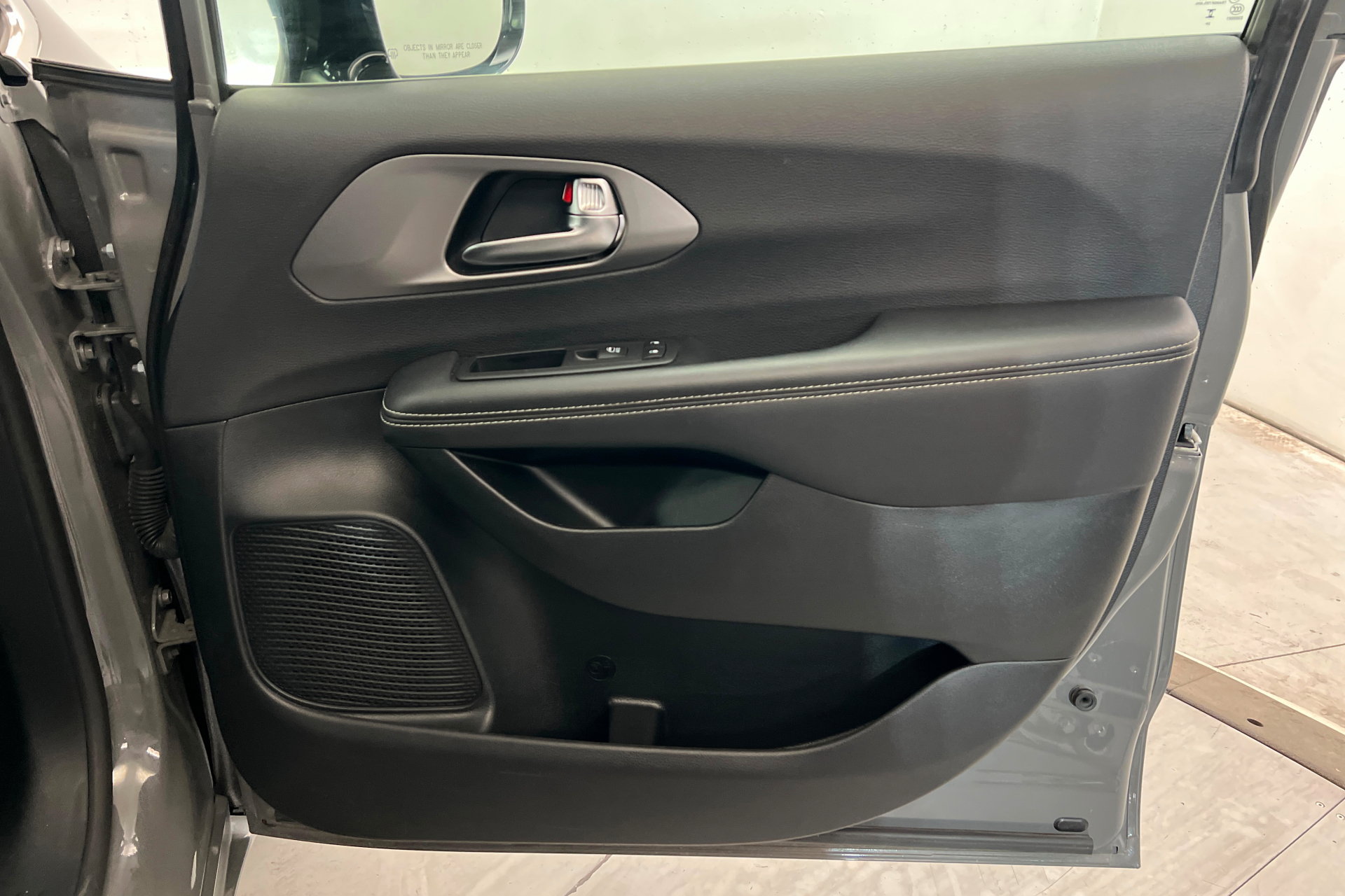 Used 2025 Chrysler Pacifica Select FWD image 24