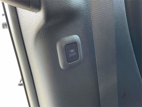 Used 2022 Toyota Sienna XLE image 18