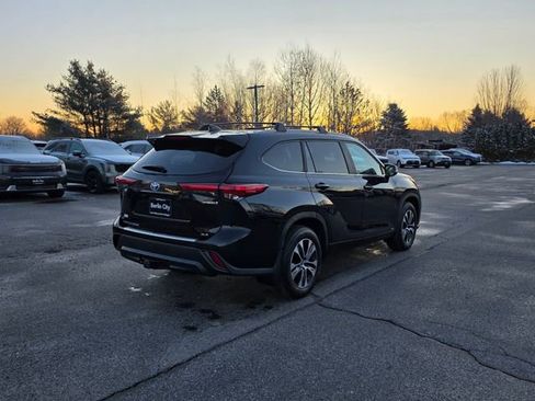 Used 2023 Toyota Highlander XLE image 8