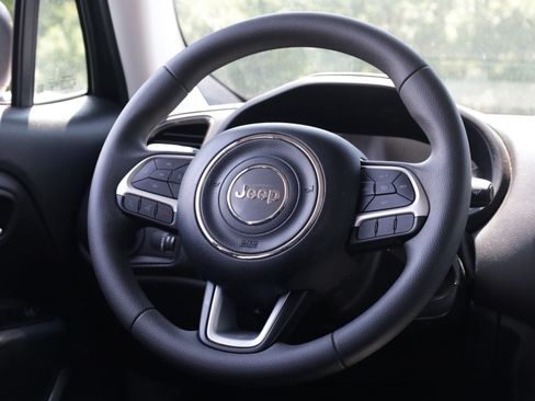 Used 2023 Jeep Renegade Latitude AWD/4WD image 7